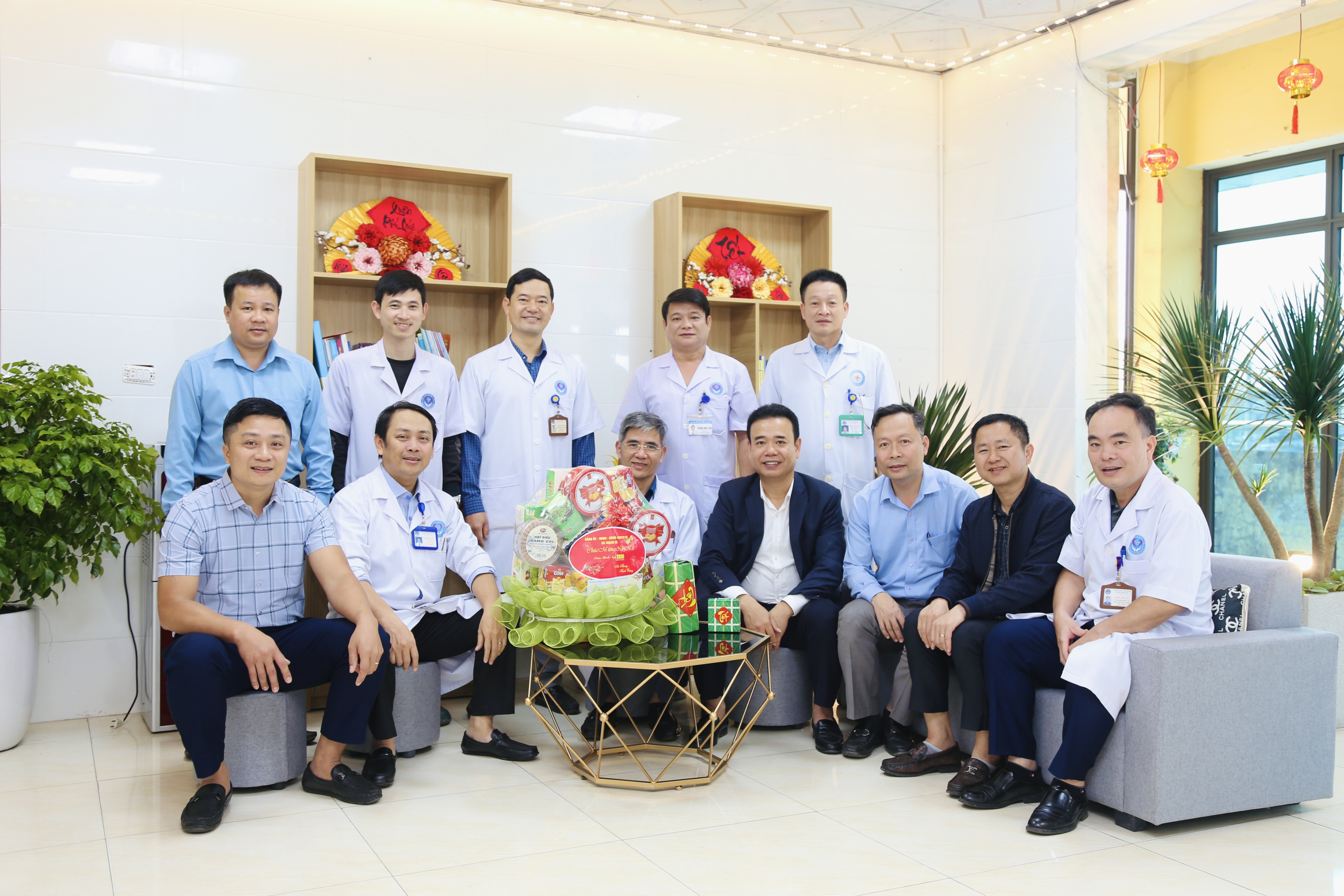 Lãnh đạo xã thăm, chúc tết y bác sỹ, công an, bộ đội, điện lực làm nhiệm vụ trực tết