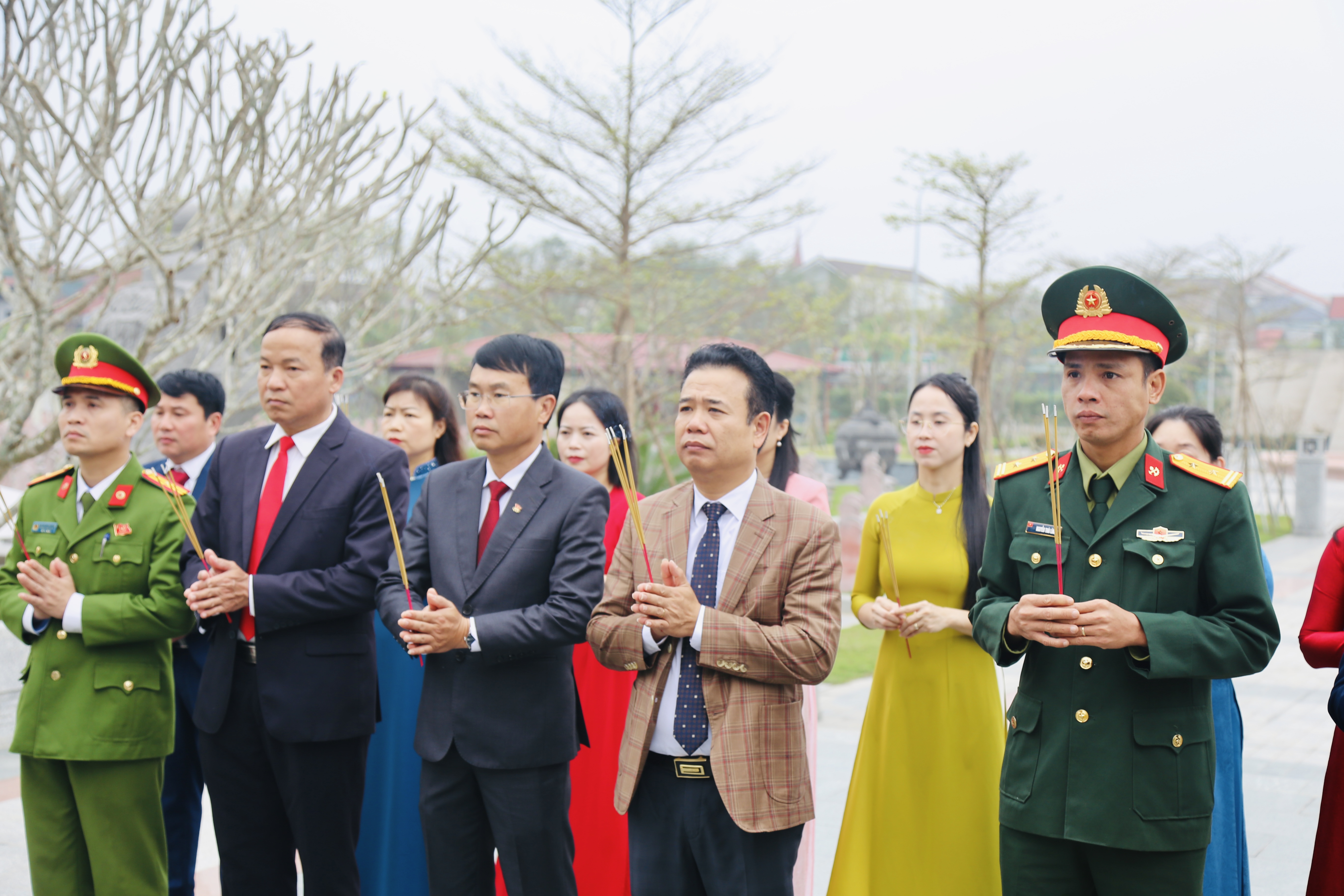 Thành kính dâng hương tri ân các anh hùng liệt sỹ và các bậc tiền nhân nhân dịp Tết Nguyên đán Bính Ngọ 2026
