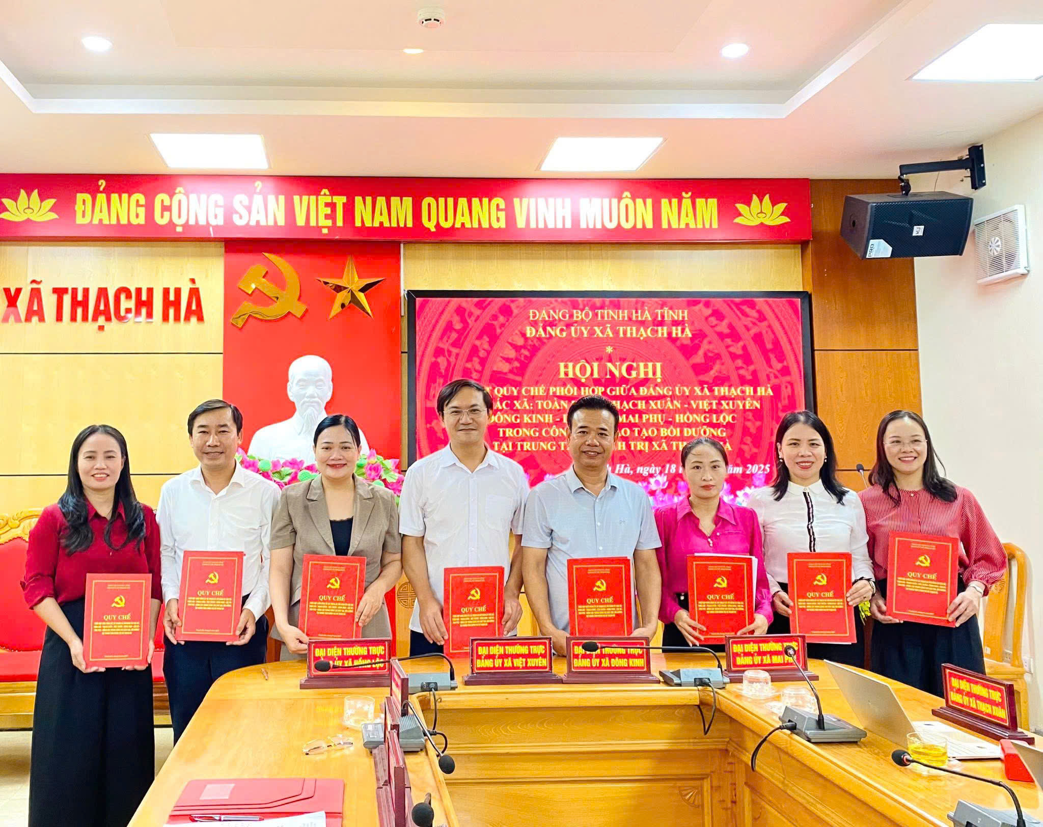 Hội nghị ký kết Quy chế phối hợp trong công tác đào tạo, bồi dưỡng tại Trung tâm Chính trị xã Thạch Hà