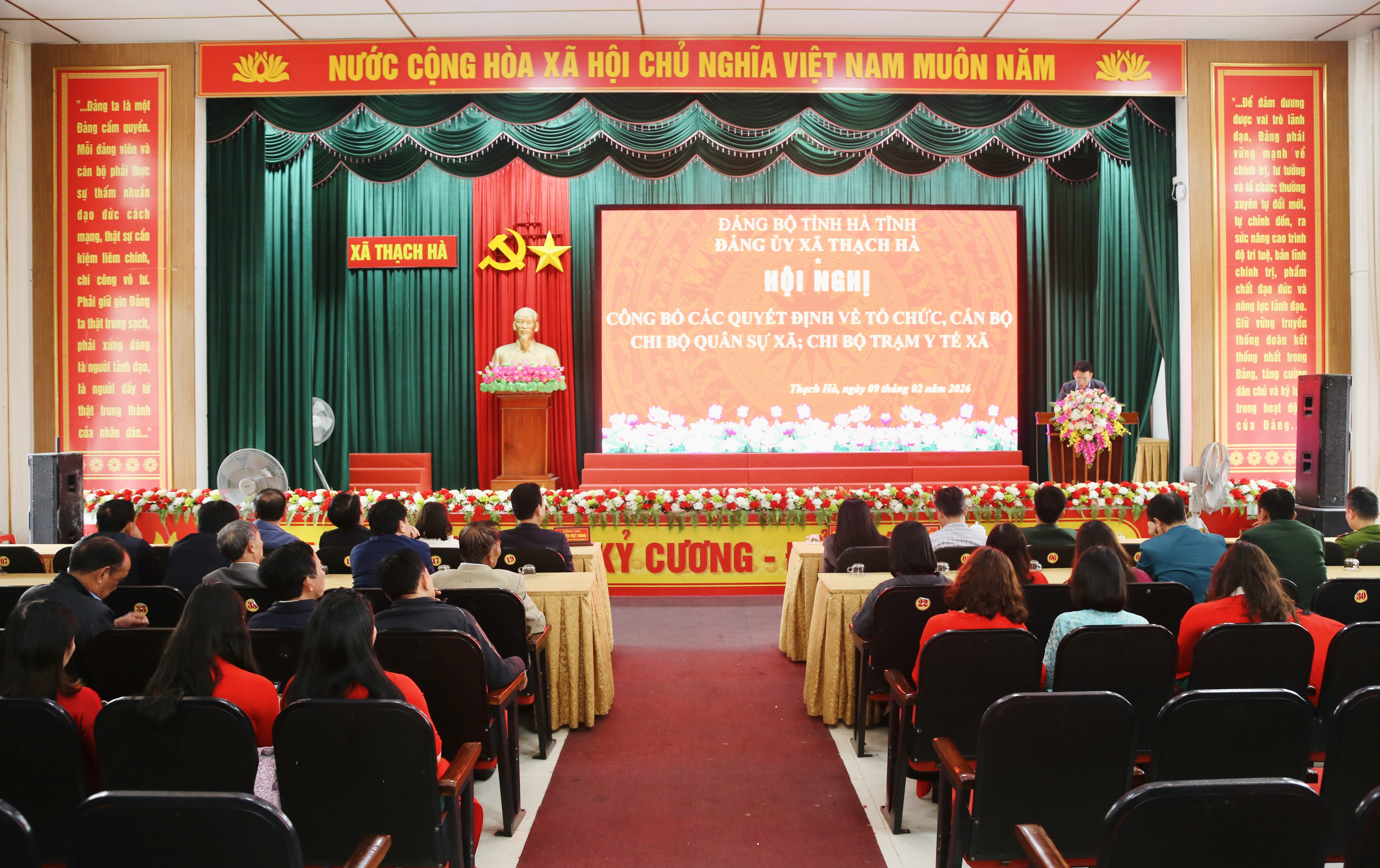 Công bố các quyết định về tổ chức, cán bộ Ban Chỉ huy quân sự và Trạm Y tế xã Thạch Hà 