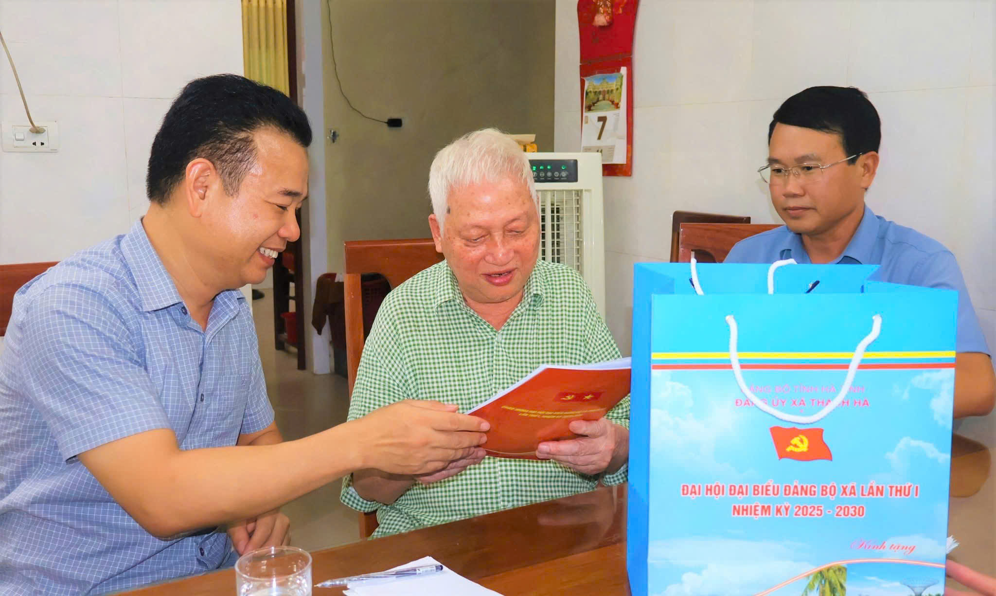 Lãnh đạo xã Thạch Hà thăm hỏi, tặng quà các đồng chí nguyên lãnh đạo xã qua các thời kỳ  