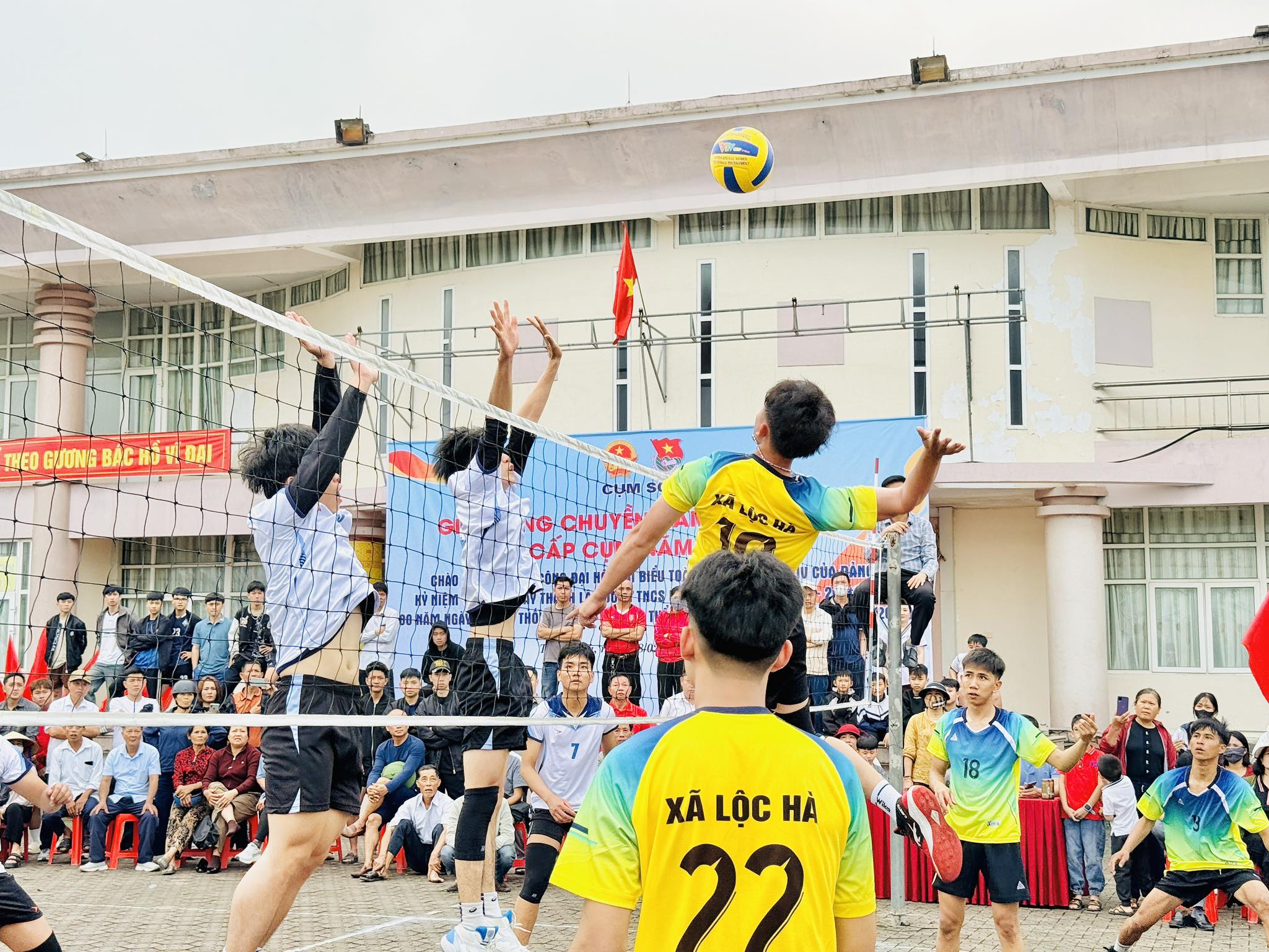 Khai mạc giải bóng chuyền nam thanh niên cụm 5 - Khí thế, sôi nổi, quyết tâm cao  