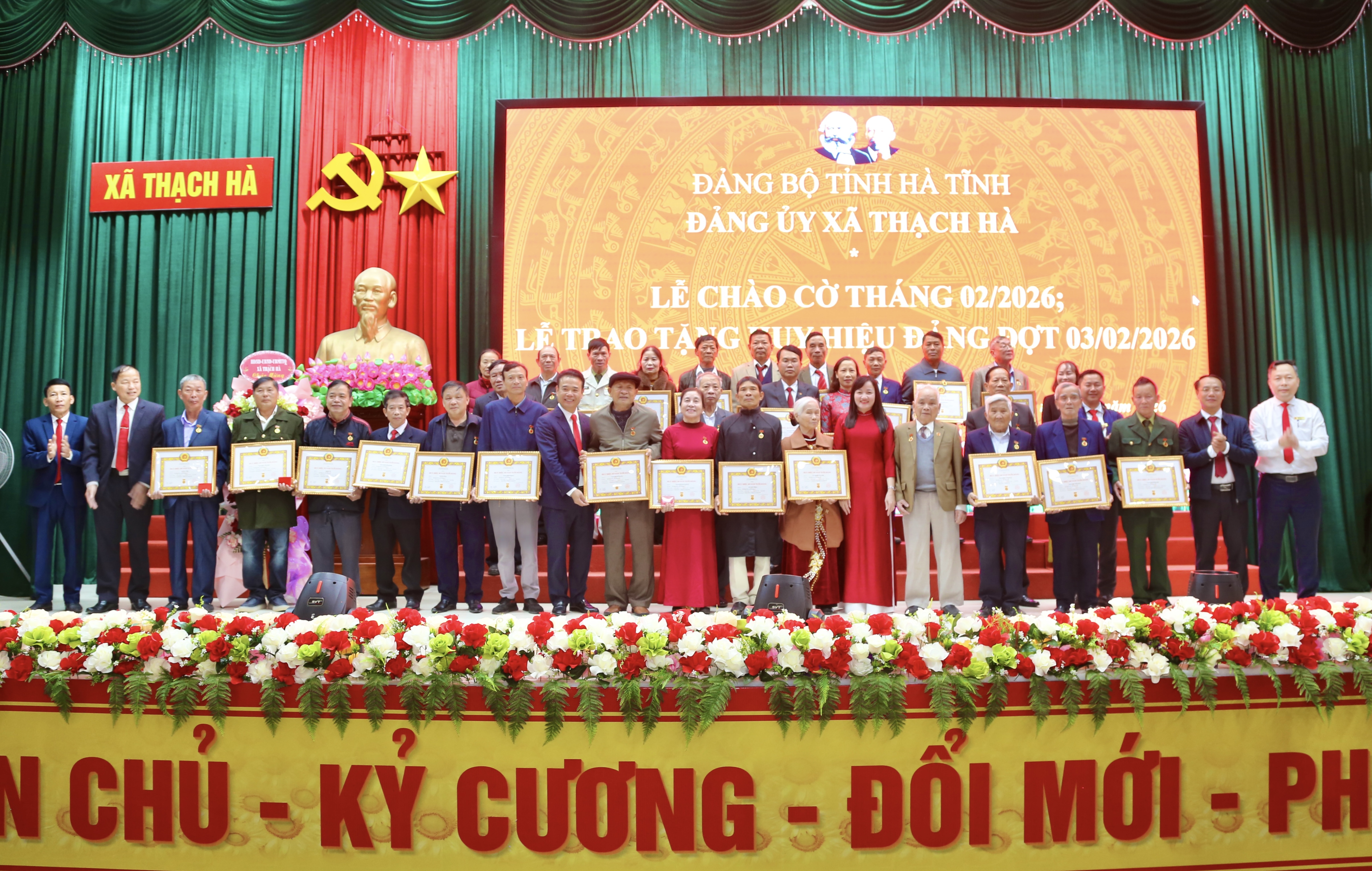 Trang trọng Lễ chào cờ đầu tháng 02/2026 và trao Huy hiệu Đảng đợt 03/02
